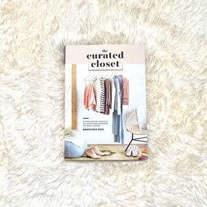 A curated closet - Closet organization book